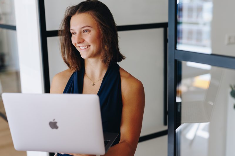 Dionne van D.M. Social & Marketing achter haar laptop