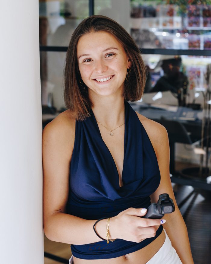 Dionne met camera tijdens een contentshoot